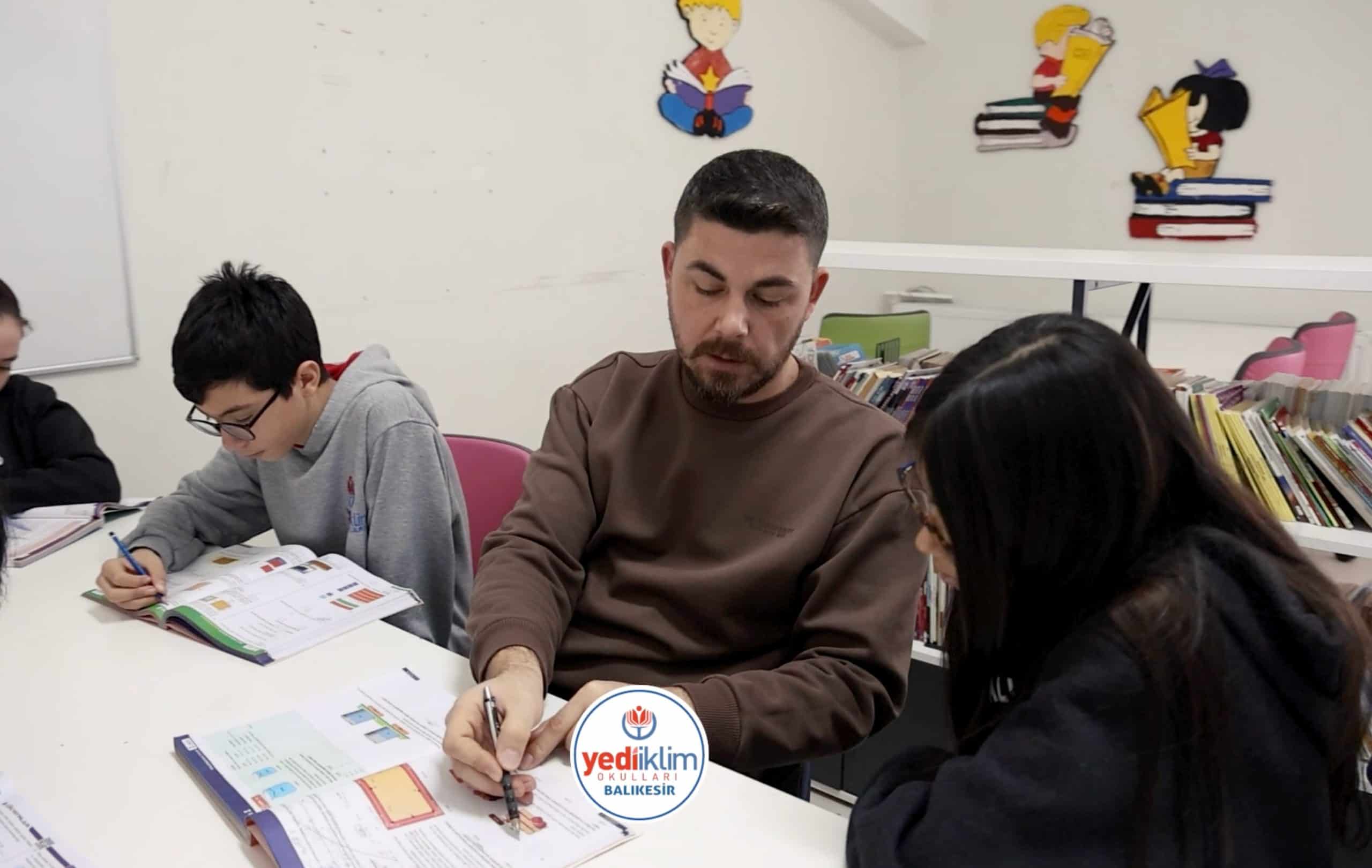 Ortaokul öğrencileri öğretmenleriyle çalışıyor